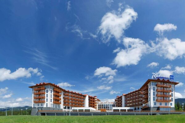 Топ готелів з тенісним кортом і футбольним полем біля Буковелю для відпочинку навесні